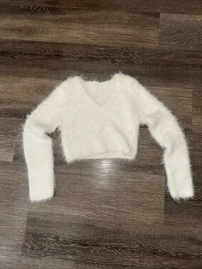 Cropped Fuzzy V-Neck Sweater White Cozy y2k Pull Over Old Money Size XS Bratz